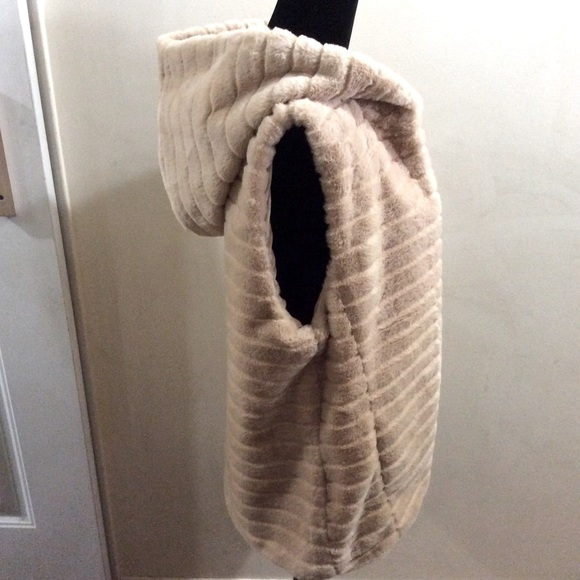 NWOT Papillon faux fur hooded vest - Picture 6 of 12